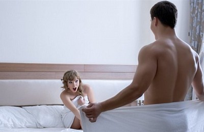 La médiumnité, souvent perçue comme un pont entre le monde physique et le monde spirituel, est parfois vue comme un moyen d’apporter un éclairage nouveau sur les relations amoureuses. En effet, ceux qui se considèrent comme des intermédiaires entre ces deux mondes affirment pouvoir capter des énergies ou des messages de l’au-delà qui influencent les relations terrestres. Mais au-delà de cette dimension mystérieuse, la médiumnité peut aussi être interprétée d’une manière plus pragmatique : elle peut servir de miroir pour révéler des vérités cachées dans la relation amoureuse.  Lorsqu’une relation stagne ou semble perdre de son éclat, la médiumnité peut offrir une forme de résonance spirituelle qui aide à rétablir l’équilibre. Cela peut se manifester par des séances où les praticiens aident à révéler des énergies bloquées, des schémas émotionnels ou des traumatismes du passé qui nuisent à la relation. En identifiant ces blocages, les couples peuvent être guidés vers des solutions ou des transformations nécessaires pour raviver leur connexion.  Par exemple, certaines séances de médiumnité peuvent se concentrer sur les liens karmiques, suggérant que les difficultés actuelles dans la relation sont le résultat de vieilles blessures ou de dettes émotionnelles issues de vies antérieures. Pour ceux qui croient en ces concepts, comprendre ces dynamiques karmiques peut apporter un profond soulagement et une meilleure compréhension des défis actuels, ce qui permet de les aborder avec plus de compassion et de patience.  En somme, la médiumnité offre une forme d’énergie subtile qui peut renouveler les relations amoureuses en apportant des perspectives inattendues ou en ravivant la passion par des moyens énergétiques. Même pour ceux qui ne croient pas en la médiumnité au sens classique du terme, la capacité d’explorer la dimension spirituelle de la relation peut ouvrir des voies vers une connexion plus profonde et plus significative.